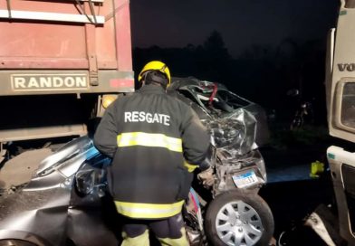 Sinimbuense escapa da morte em acidente com carro prensado